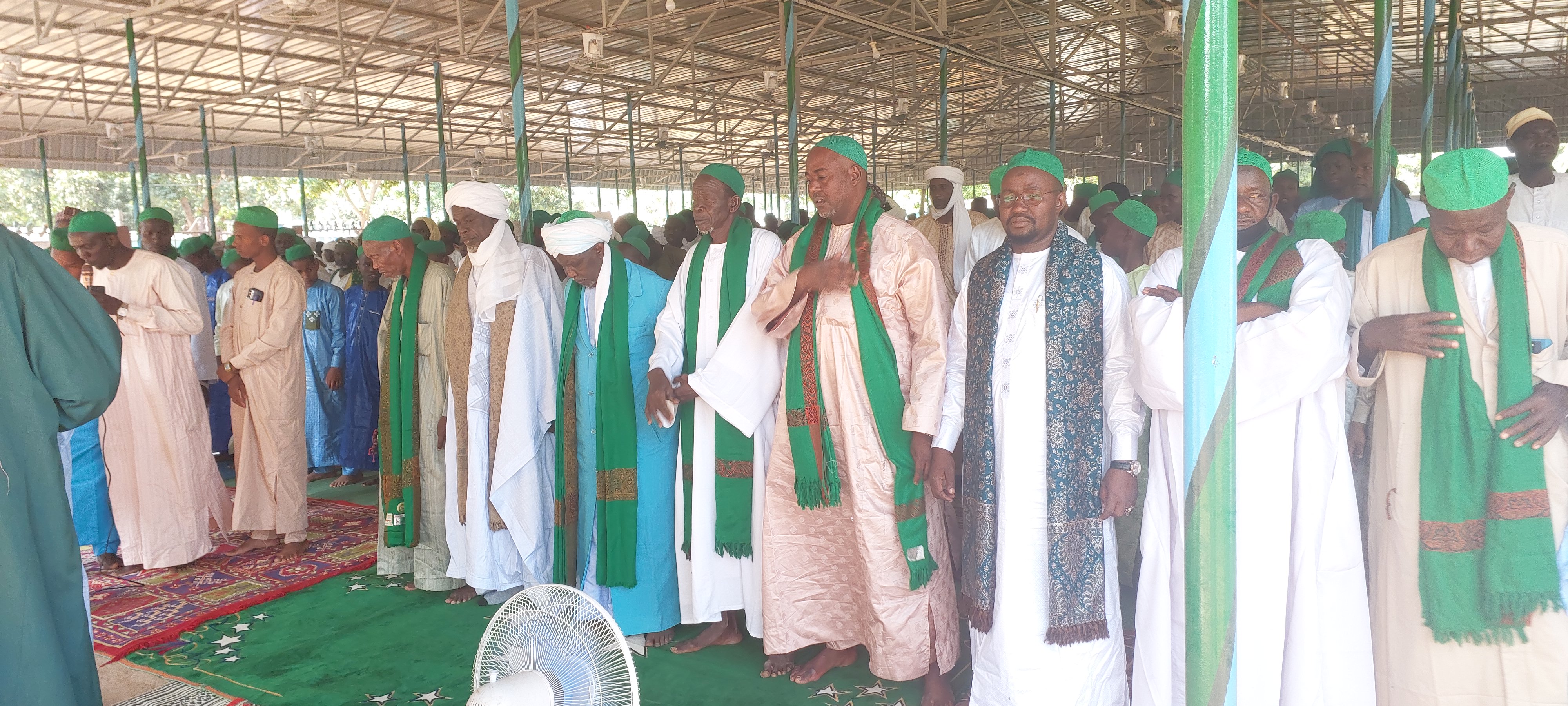 صورة لسكان المجمع أثناء صلاة عيد الفطر المبارك